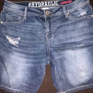 Hydraulic jean shorts